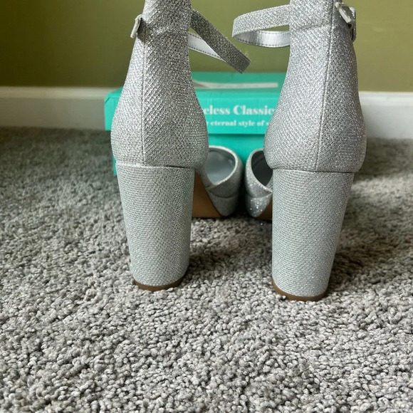 Silver block heeled round toe pumps - Picture 6 of 7